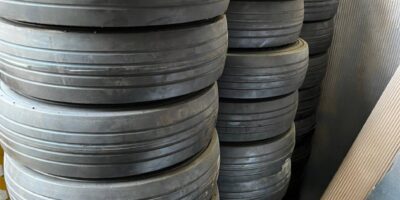 León sobre ruedas envío inmediato de llantas 400x8 sólidas con rin