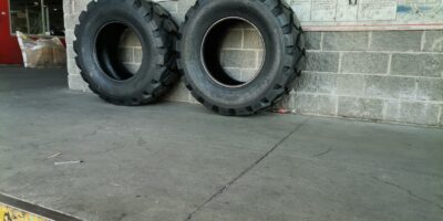 Operación sin pausas envío seguro de llantas para maquinaria